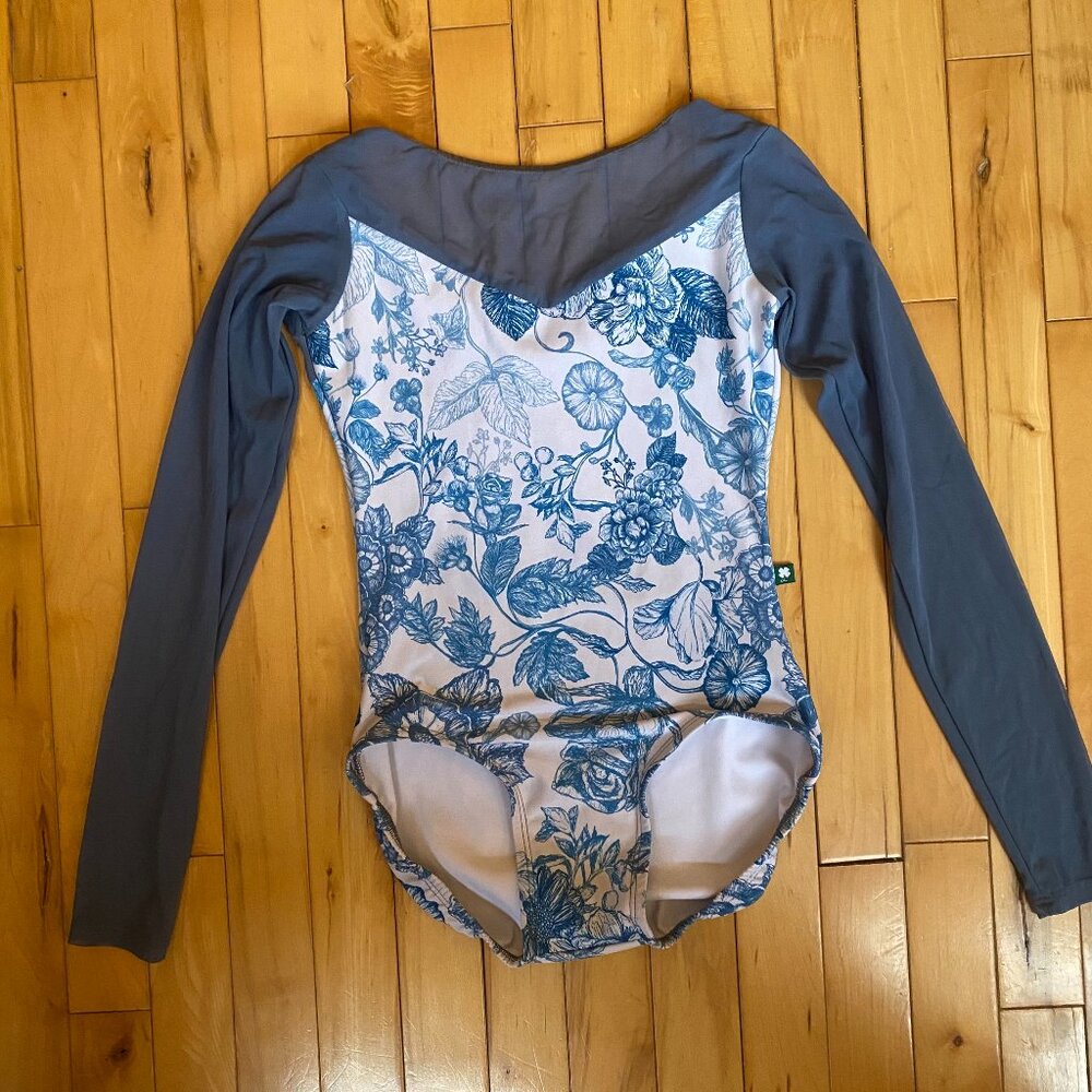 Blue and white floral long sleeved Luckyleo